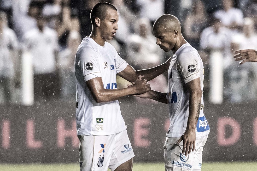 Kaio Jorge com Carlos Sánchez, em partida contra o Athlético Paranense — Foto: Ivan Storti/Santos FC