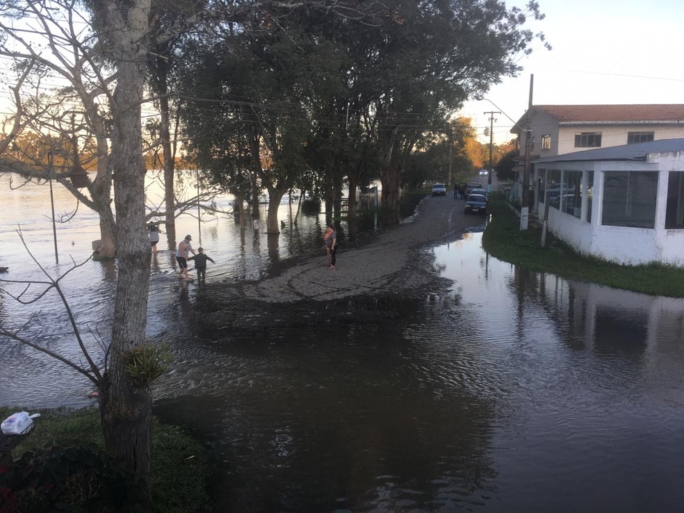 Rio Iguaçu ultrapassa seis metros e alaga ruas em União da Vitória  — Foto: Gislaine de Paula