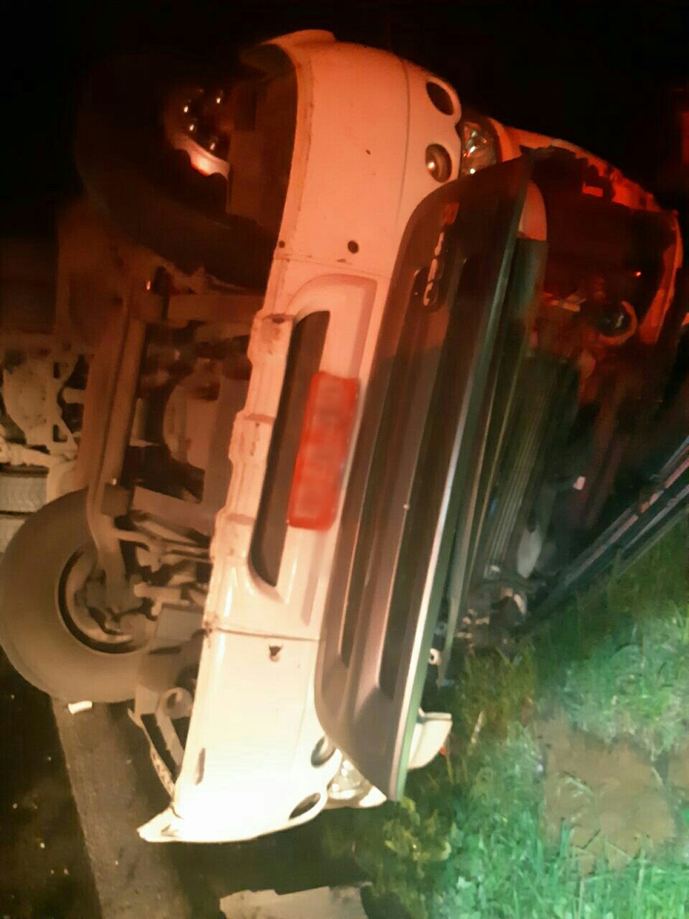 Caminhão tombou na BR-277, em Guarapuava — Foto: PRF/Divulgação