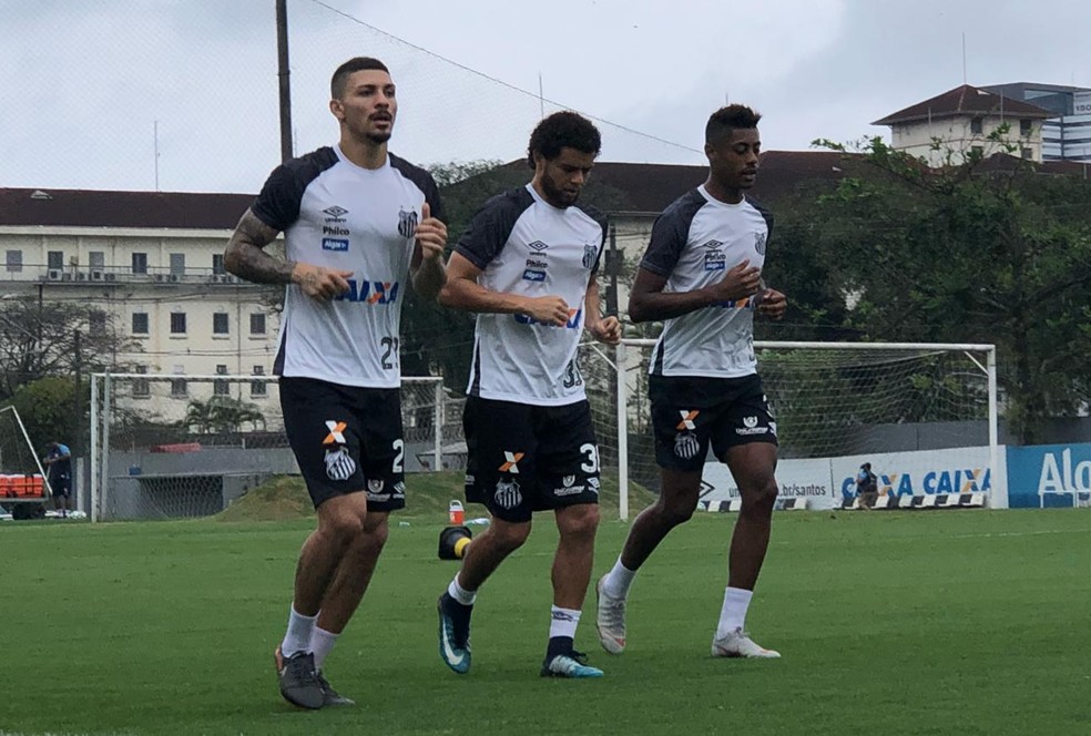 Bruno Henrique (à direita) e Victor Ferraz (centro) durante treino do Santos — Foto: Gabriel dos Santos