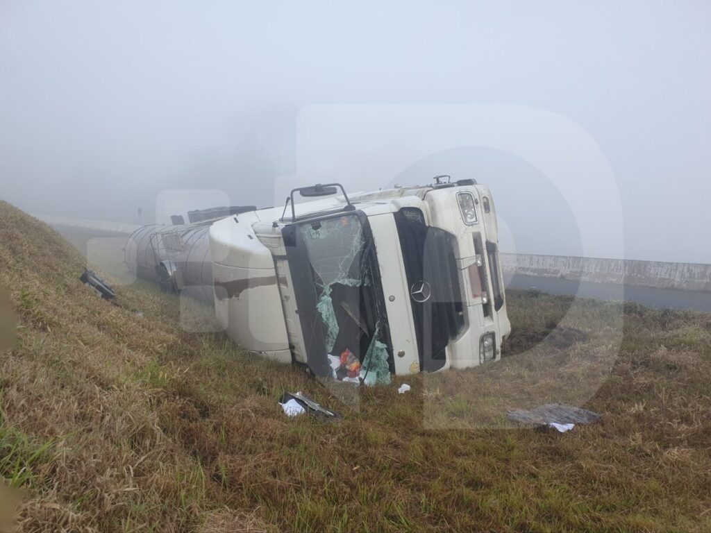 Motorista perde controle de carreta e acaba tombando o veículo na BR-476 em São Mateus do Sul