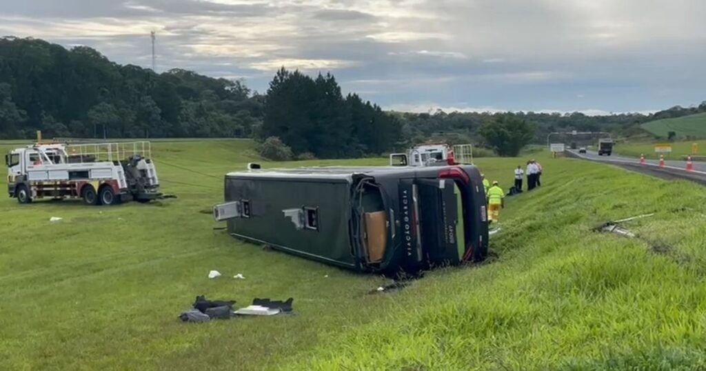 Ônibus de dois andares com 34 pessoas que saiu do Paraná tomba em São Paulo