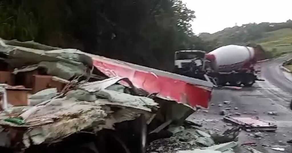 Forte batida entre dois caminhões é registrada em rodovia do Paraná; vídeo