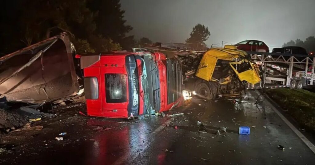 Batida entre caminhões causa grande estrago na BR-116; grave acidente interdita rodovia em Campina Grande do Sul