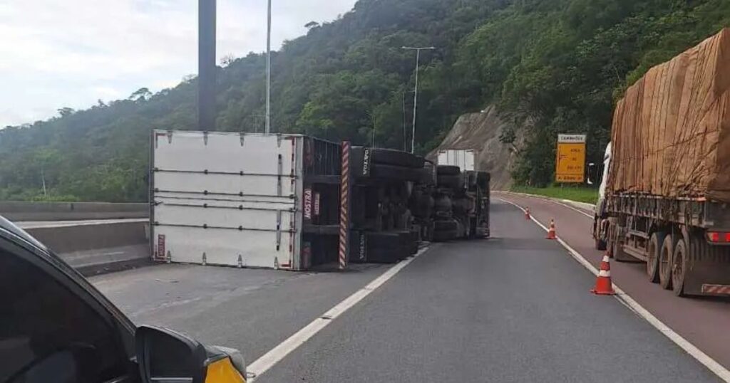 Caminhão tomba e interdita parcialmente a BR-376