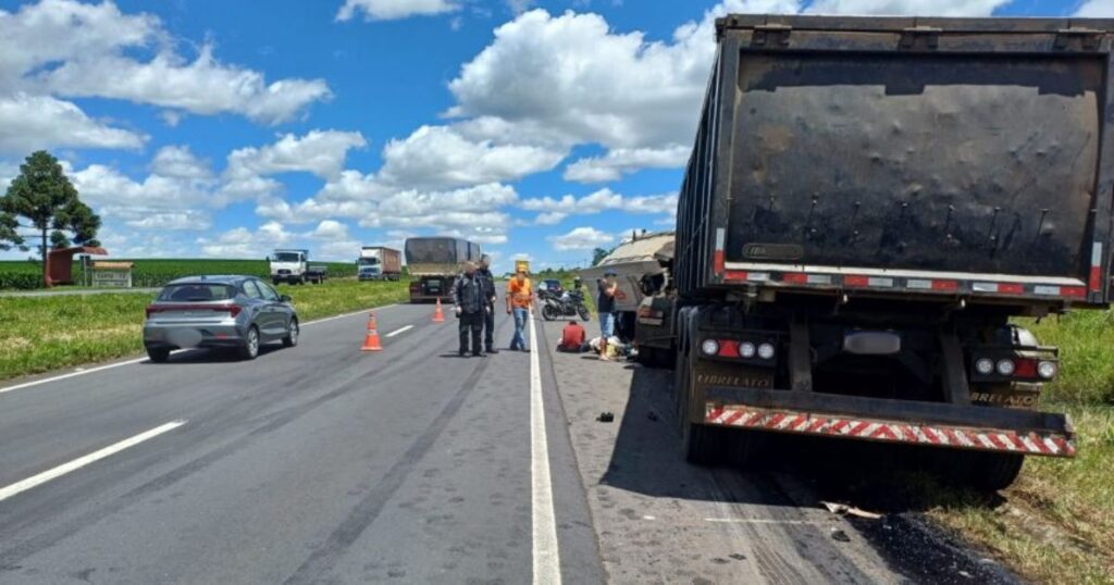 Atenção! Acidente entre caminhões interdita faixa da BR-376