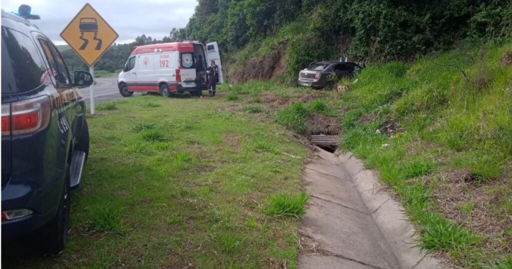 Mãe e filhos ficam feridos após carro sair da pista e bater contra barranco na BR-376