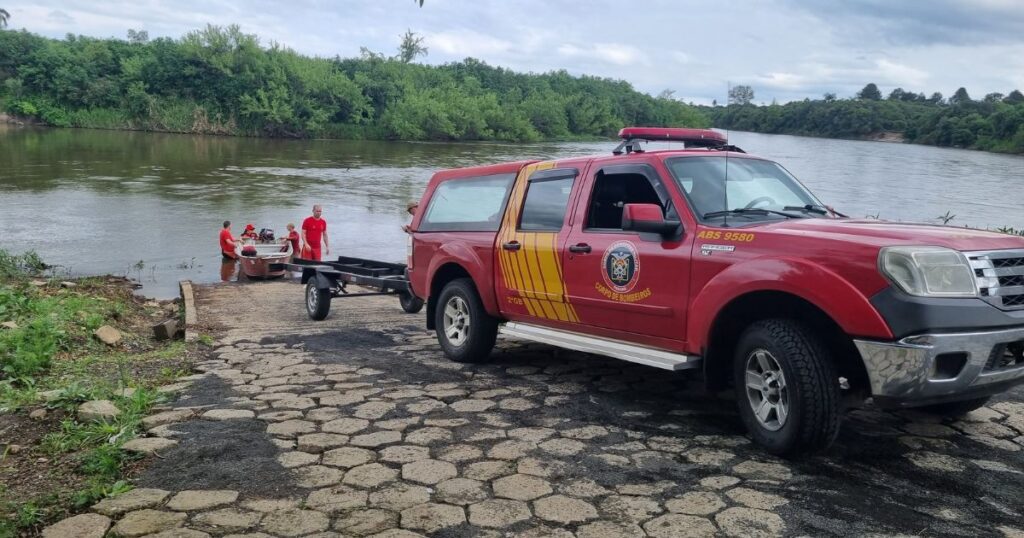 Mulher é resgatada após pular da ponte do Rio Iguaçu em São Mateus do Sul