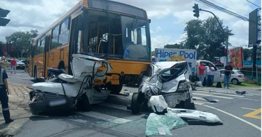 Acidente com ônibus e sete carros deixa um morto e seis feridos no Paraná