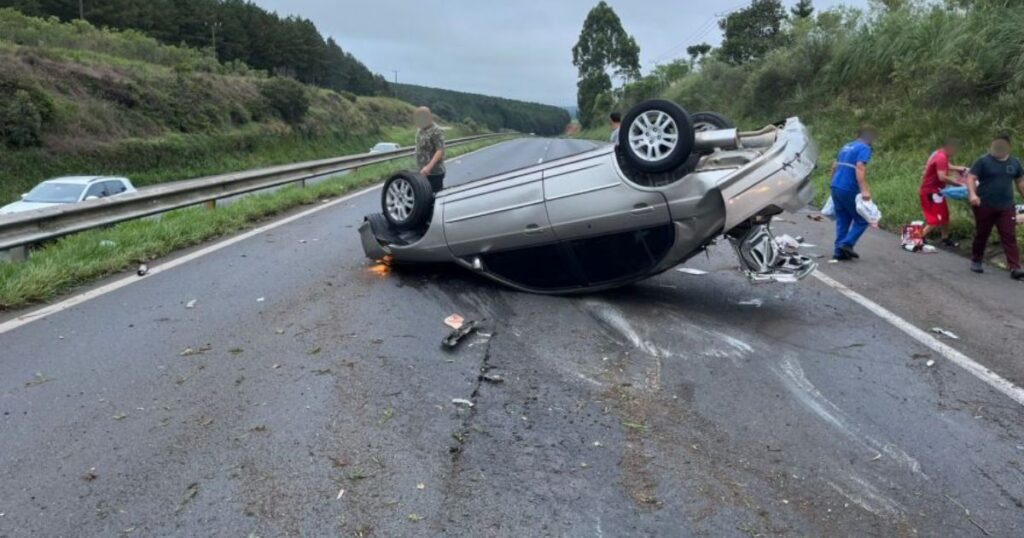 Família fica ferida após carro capotar na BR-376; criança foi ejetada do veículo