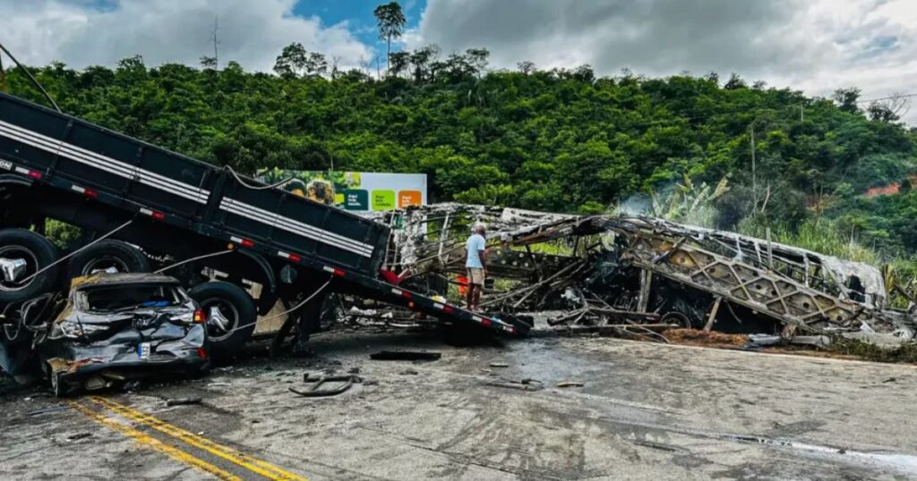 Tragédia: acidente envolvendo ônibus, caminhão e carro deixa ao menos 30 mortos carbonizados na BR-116