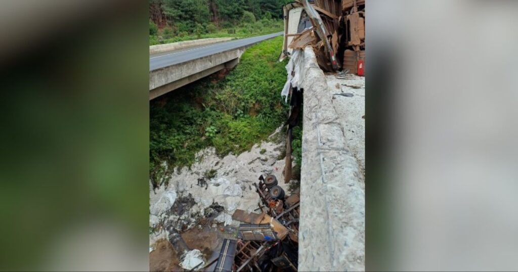 Carreta com ureia tomba e semirreboque cai em rio na BR 376