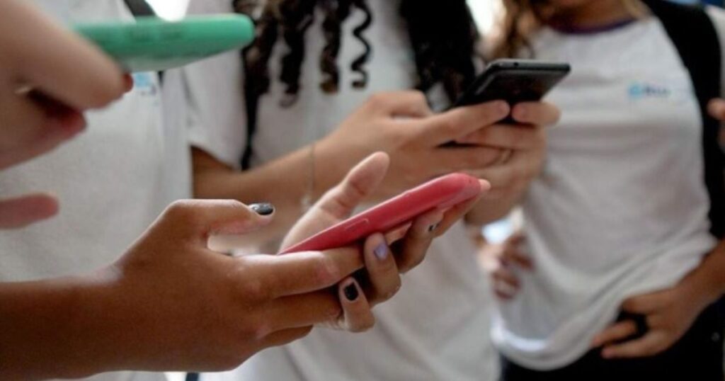 Projeto que restringe uso de celular em escolas é aprovado pelo Senado