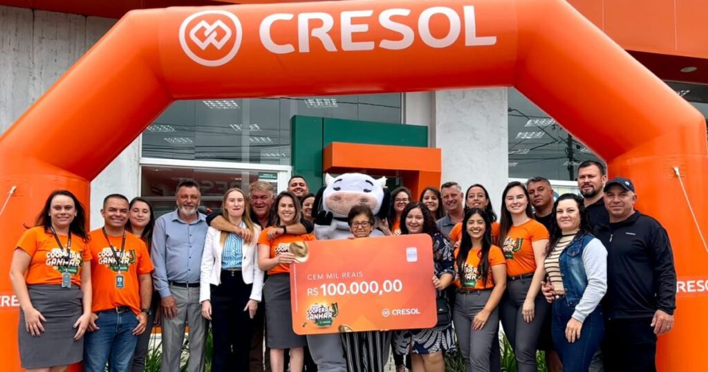 Dona Laura Alves dos Santos é surpreendida com prêmio de R$ 100 mil da Cresol Triunfo