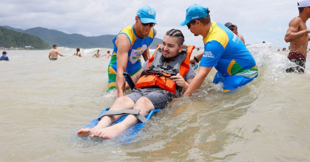 Cadeiras anfíbias garantem acessibilidade ao mar no Litoral paranaense