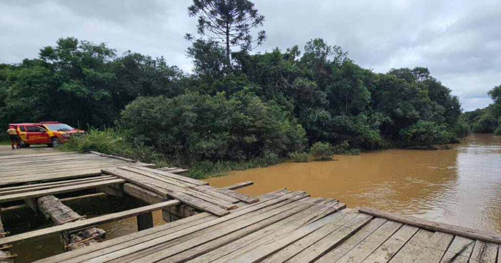 Homem de 62 anos é encontrado morto após cair de ponte entre Rebouças e Rio Azul