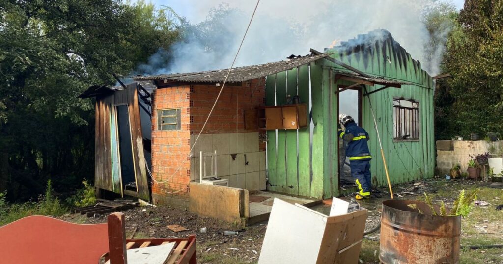 Incêndio destrói residência em São Mateus do Sul