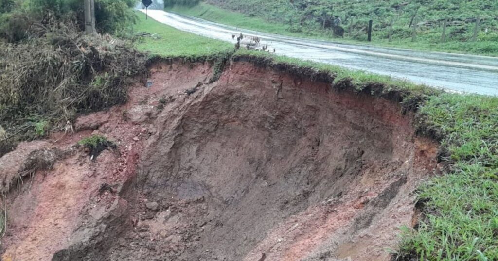 Três bloqueios totais: DER/PR divulga condições de rodovias estaduais após as chuvas