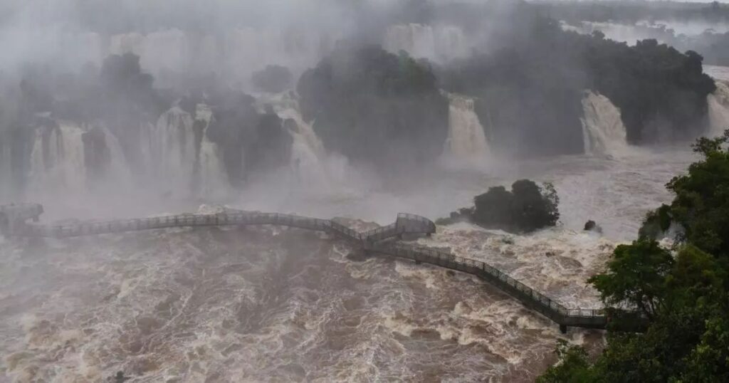 Passarela das Cataratas do Iguaçu é fechada temporariamente por alta vazão do rio