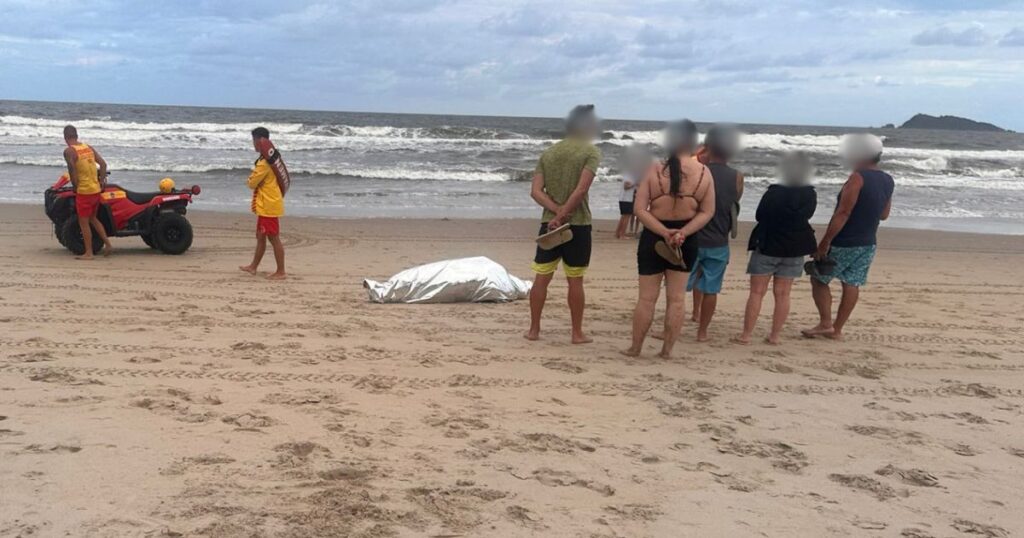 Jovem que desapareceu enquanto nadava com namorada em praia de SC tem o corpo encontrado