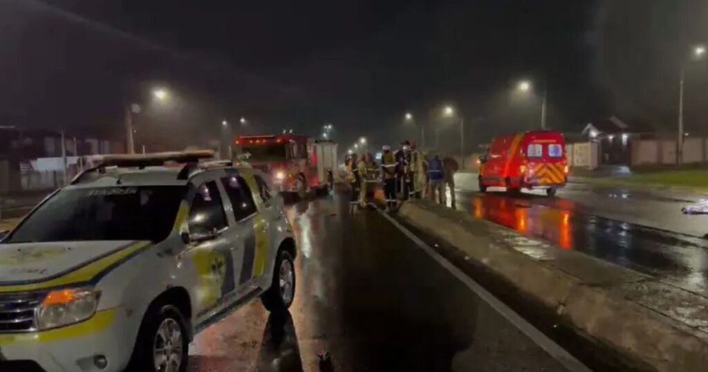 Pedestres morrem atropelados por carro na BR-376, em São José dos Pinhais; motorista fugiu sem prestar socorro