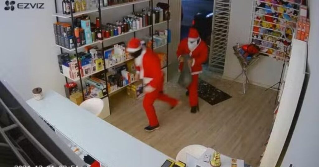 Saco cheio: criminosos vestidos de Papai Noel invadem e furtam loja de eletrônicos; veja VÍDEO