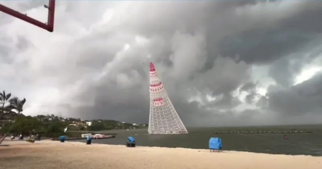 VÍDEO: queda de árvore de Natal durante tempestade deixa um morto e dois feridos