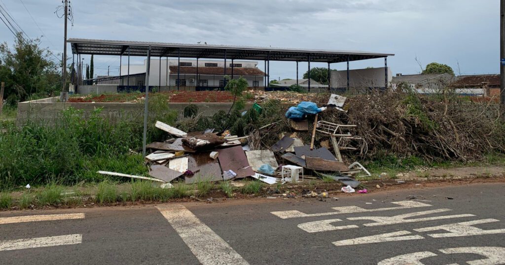 População reclama de matagal e entulho perto de antiga escola e posto de saúde em São Mateus do Sul