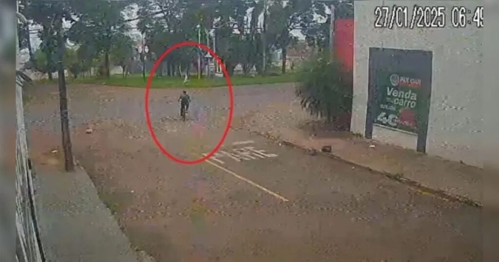 Ciclista morre após ser atingido por carreta no Paraná; veja vídeo