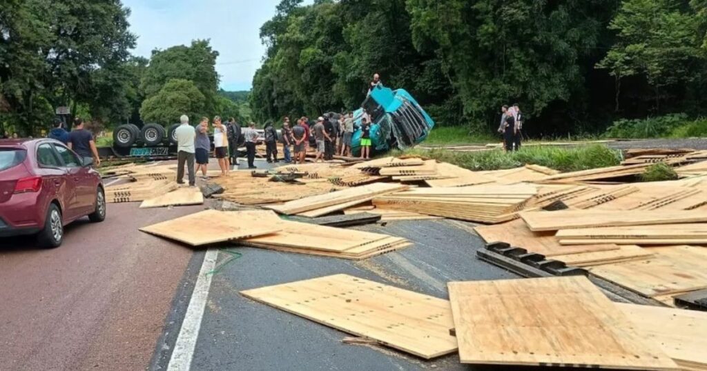 Caminhão tomba e caminhoneiro fica preso às farragens na BR 277