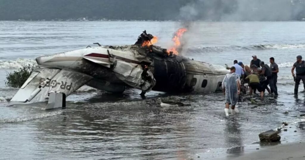 Queda de avião em Ubatuba mata o piloto e deixa sobreviventes; veja vídeo do resgate de vítimas