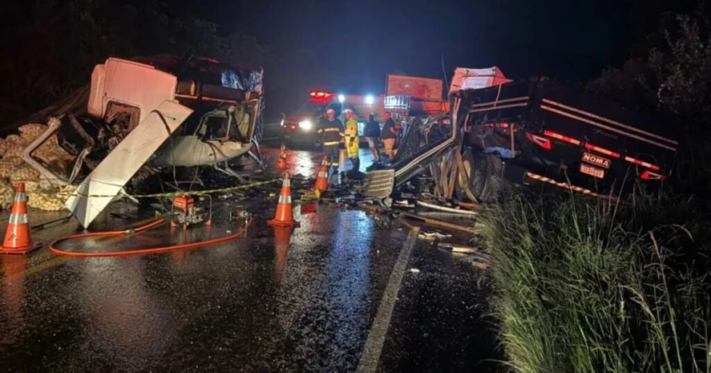 Batida entre caminhões deixa caminhoneiro morto e bloqueia BR-476 na Lapa