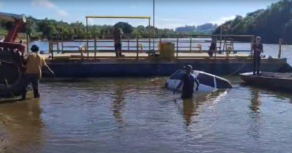 Carro cai no Rio Iguaçu após falha nos freios durante travessia de balsa entre São João do Triunfo e Lapa; veja imagens