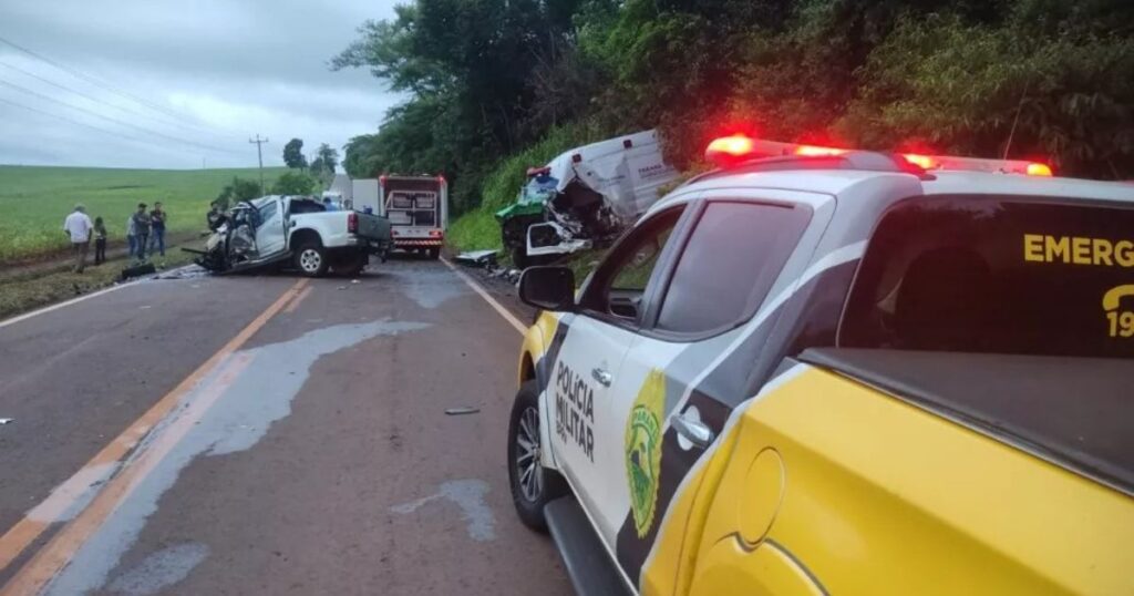 Batida frontal entre caminhonete e ambulância deixa dois mortos no Paraná