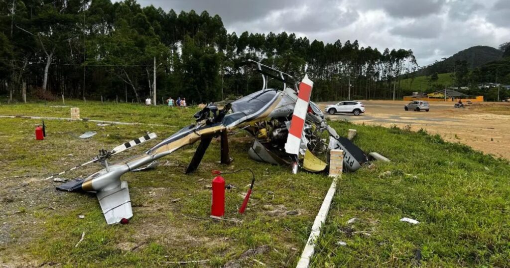 Helicóptero cai perto de parque de diversões em SC; cinco pessoas estavam a bordo