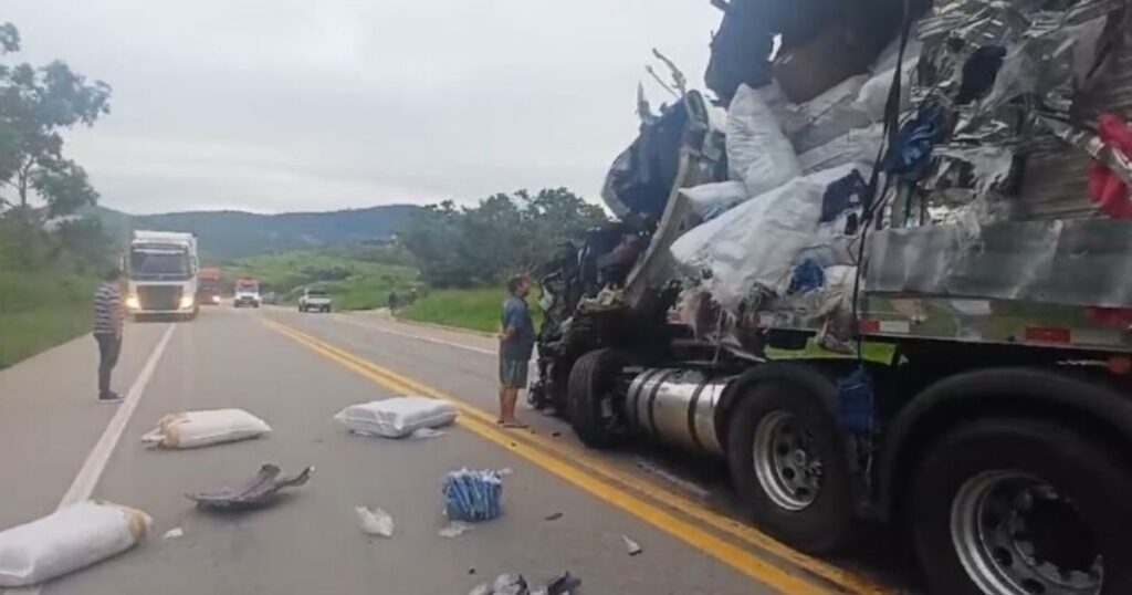 Pai morre após deixar filho de 16 anos dirigir carreta em rodovia