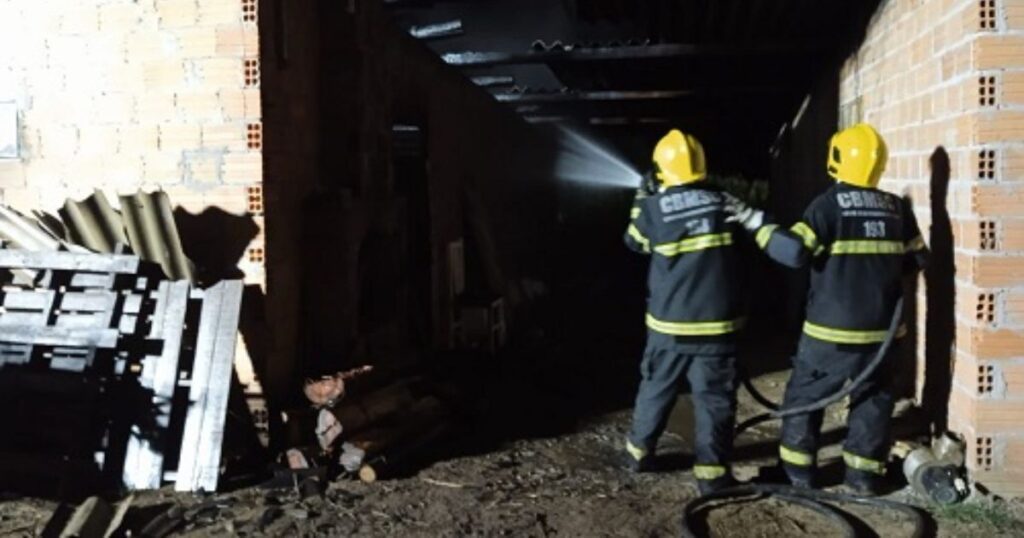 Incêndio atinge estufa de fumo e mobiliza Bombeiros em Irineópolis