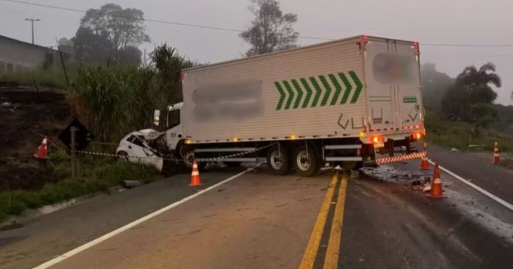 Casal morre em grave acidente entre carro e caminhão na BR-476