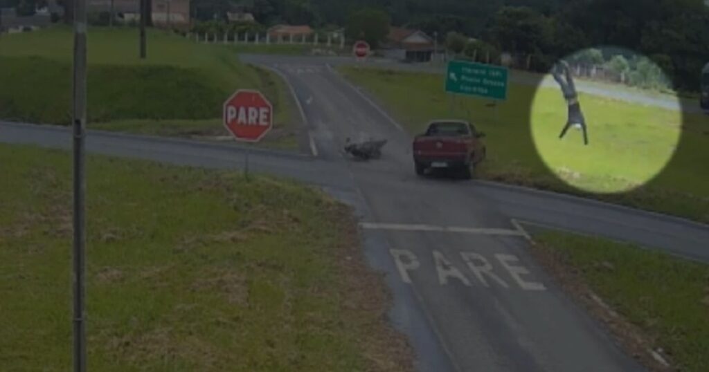 Câmera flagra motociclista sendo arremessado em um acidente no Paraná: veja imagens