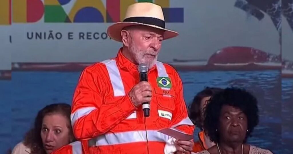 Lula diz que Petrobras não é única culpada por gasolina cara e que povo precisa aprender a quem xingar