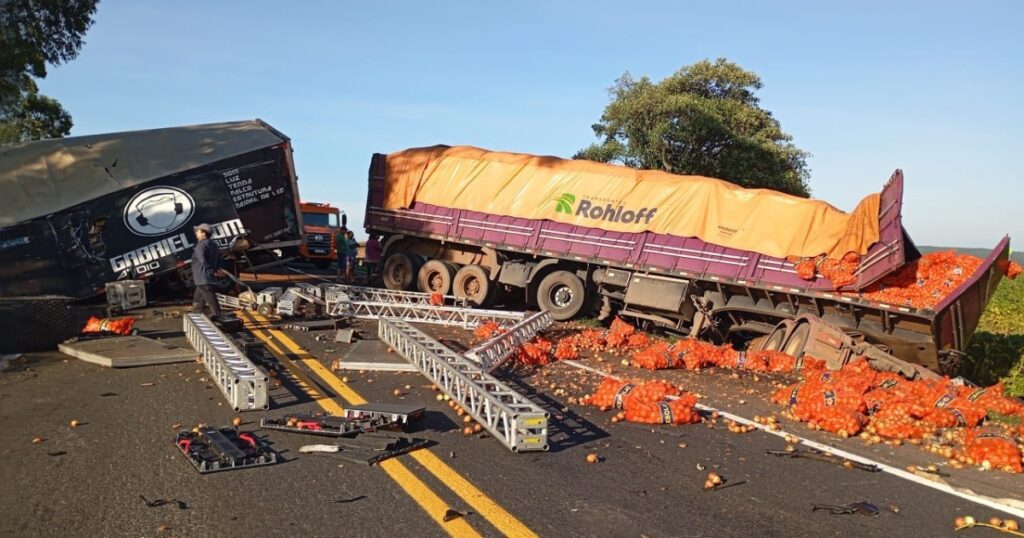 Colisão frontal no Paraná deixa duas pessoas mortas e ferido em estado grave