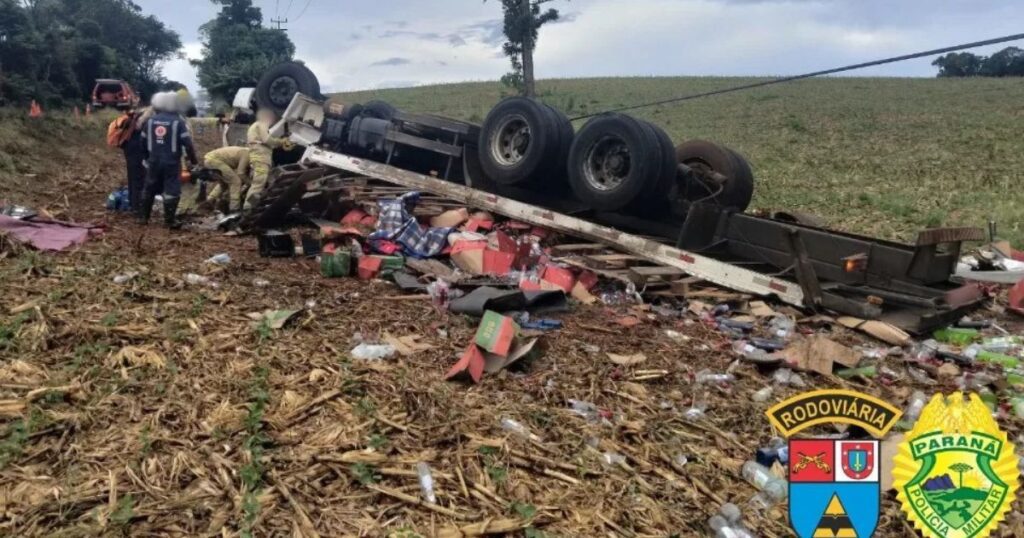 Homem fica gravemente ferido após caminhão capotar em rodovia do Paraná