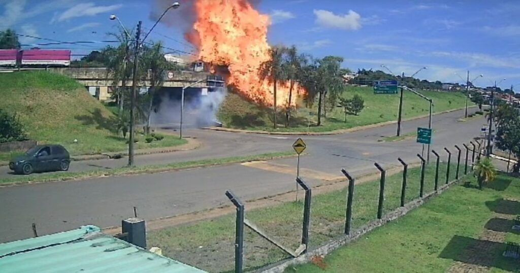 VÍDEO: Caminhão-tanque explode em acidente e fumaça de incêndio toma conta de rodovia do Paraná