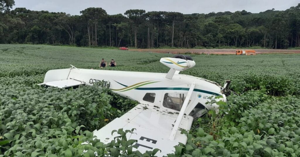 Avião de pequeno porte cai no interior do Paraná