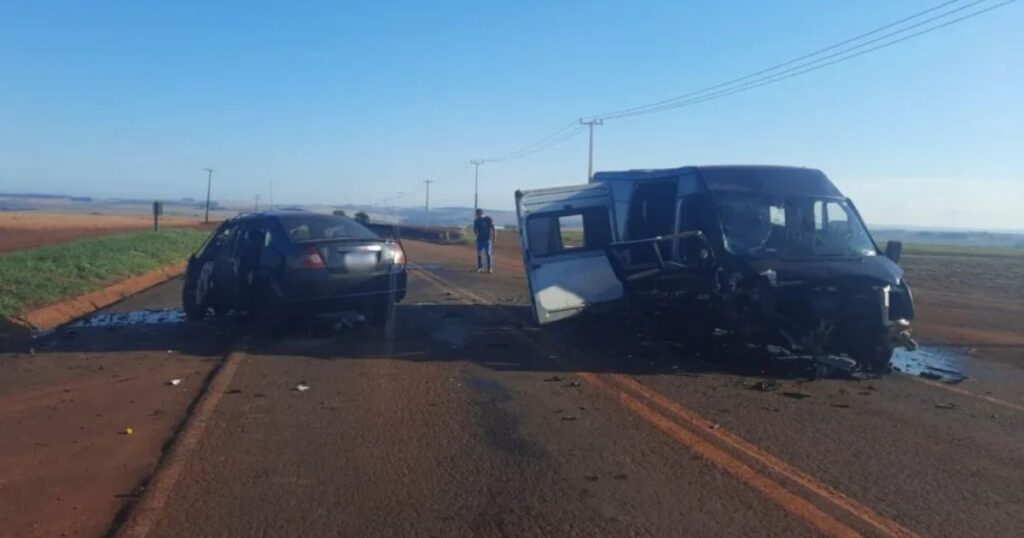 Acidente com van de dupla sertaneja deixa um morto e seis feridos no Paraná