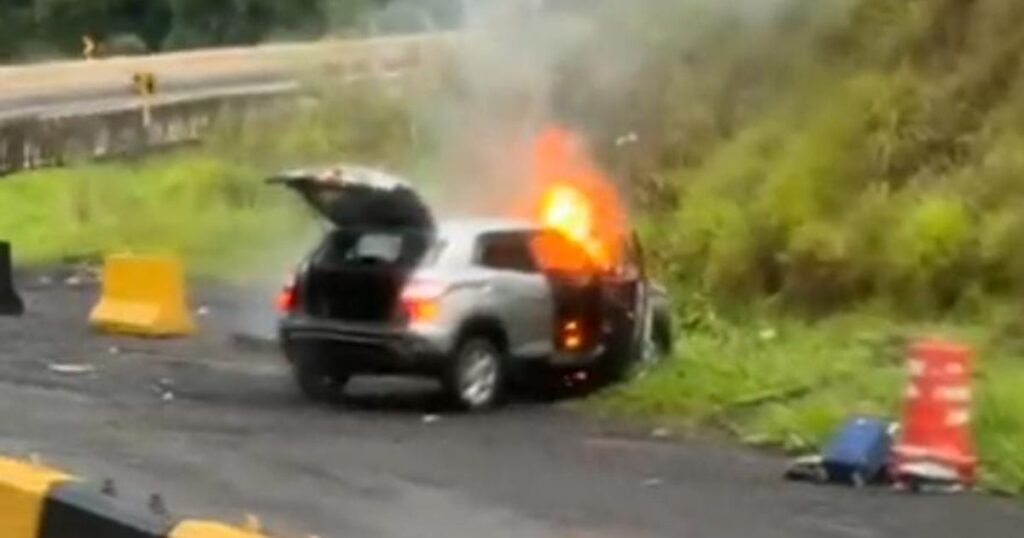 Pane mecânica causa incêndio em carro na BR-277; veja imagens