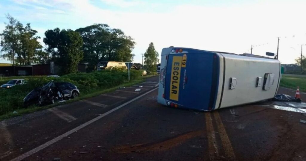 Motorista de micro-ônibus escolar morre em acidente na BR-277, no Paraná