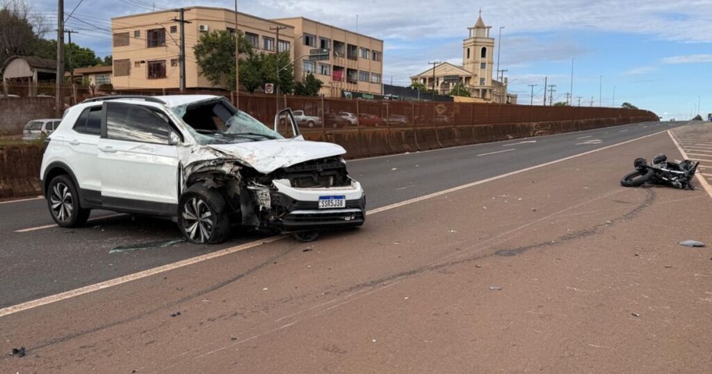 Três pessoas em uma moto batem em carro e morrem na BR-277, no Paraná