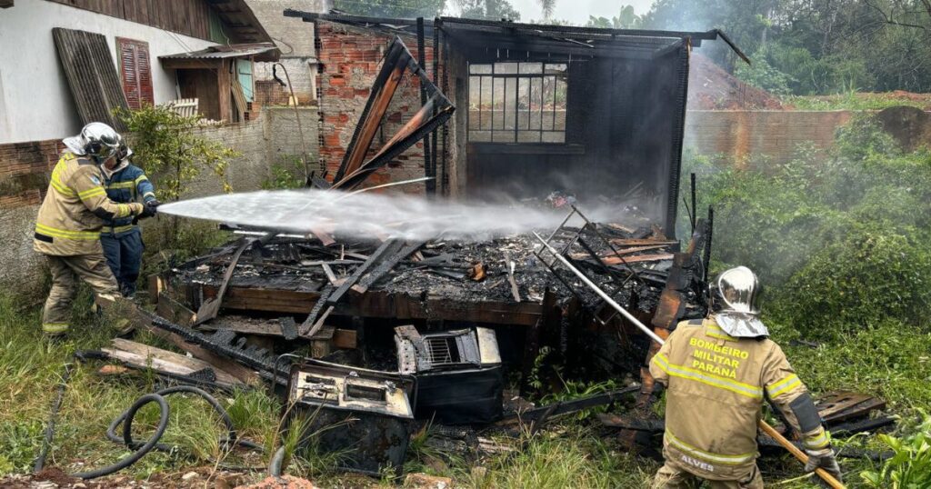 ATUALIZAÇÃO: Incêndio destrói residência em São Mateus do Sul; populares suspeitam de crime