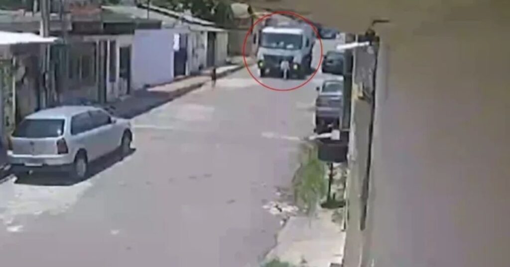 Criança de 6 anos é atropelada e morre esmagada por caminhão de lixo; vídeo